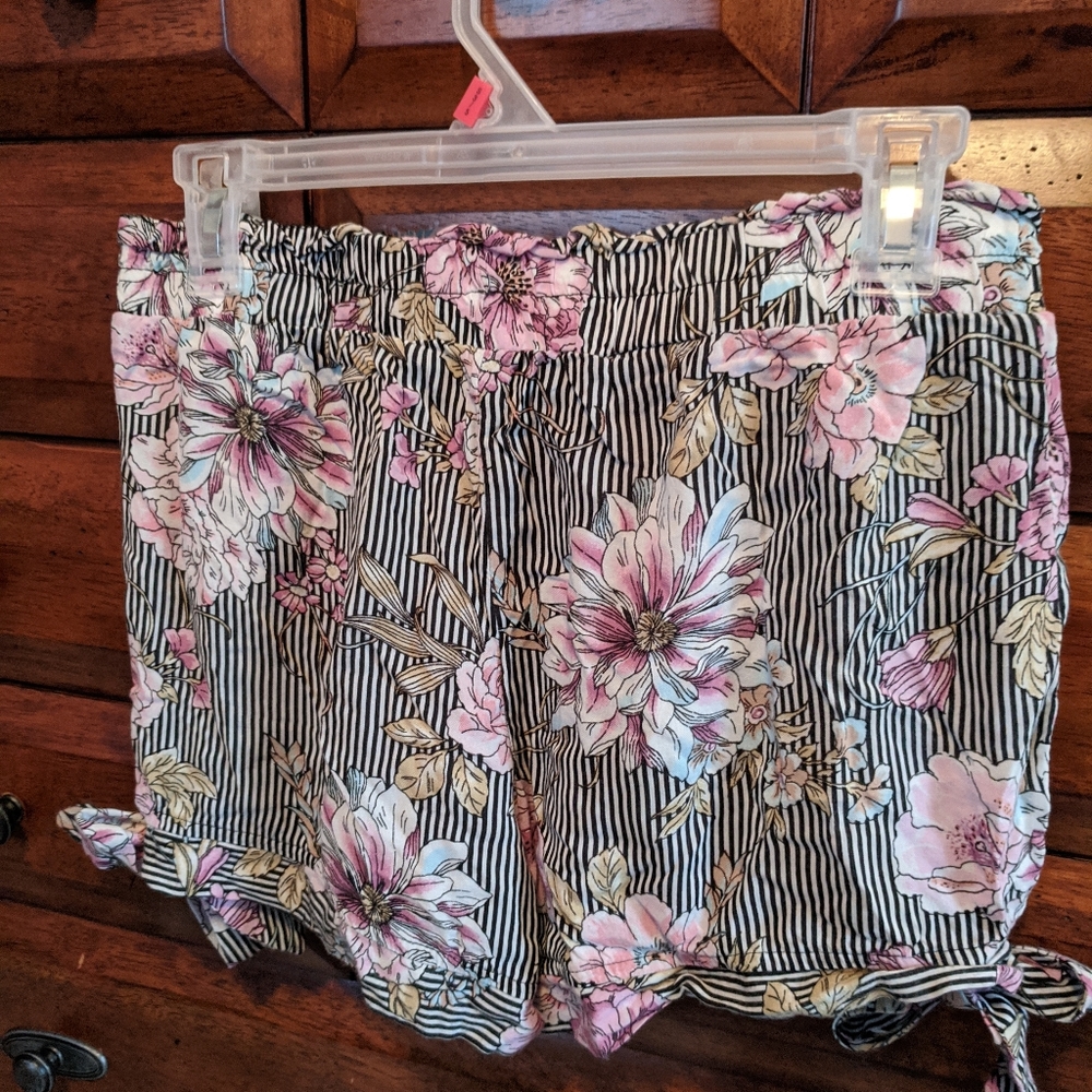 Pink/black floral striped linen shorts with bows!
